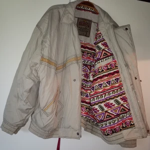 Cool vintagejacka  - Vintagejacka med mönstrat foder, ingen storleksmärkning men stor passar upp till xl