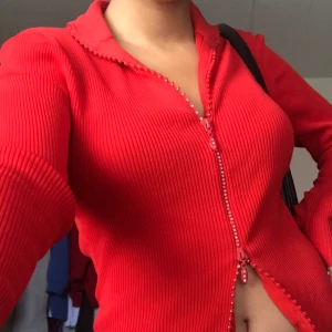 Skitsnygg vintage kofta från humana - En svinsnygg kofta som har dragkedja från båda hållen, dragkedjan har små diamanter på sig. Den är röd i färgen och passar typ alla storlekar beroende p hur man vill att den ska sitta! Har storlek S vanligtvis i kläder. Den är köpt från humana!