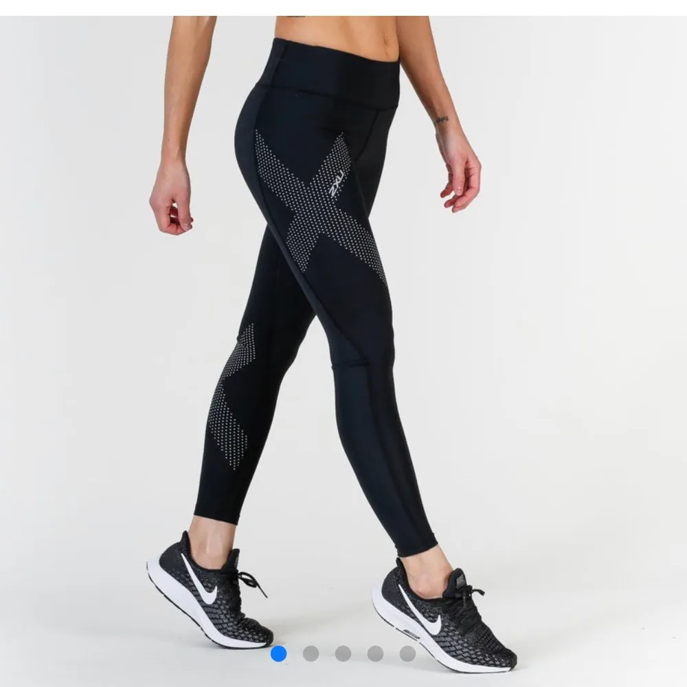 Svarta 2xu tights storlek S. älskar denna moddel på tights med de är tyvär för små för mig, knappt använda. 300kr + frakt💕 . Jeans & Byxor.