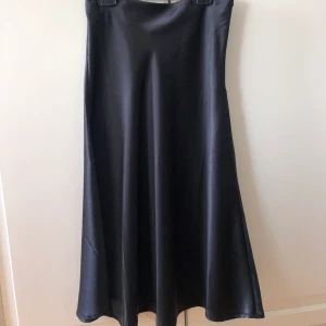 HELT NY satinkjol - Helt NY och oanvänd satinkjol från boohoo (lappen kvar) i storlek S!💜 köparen står för frakt!