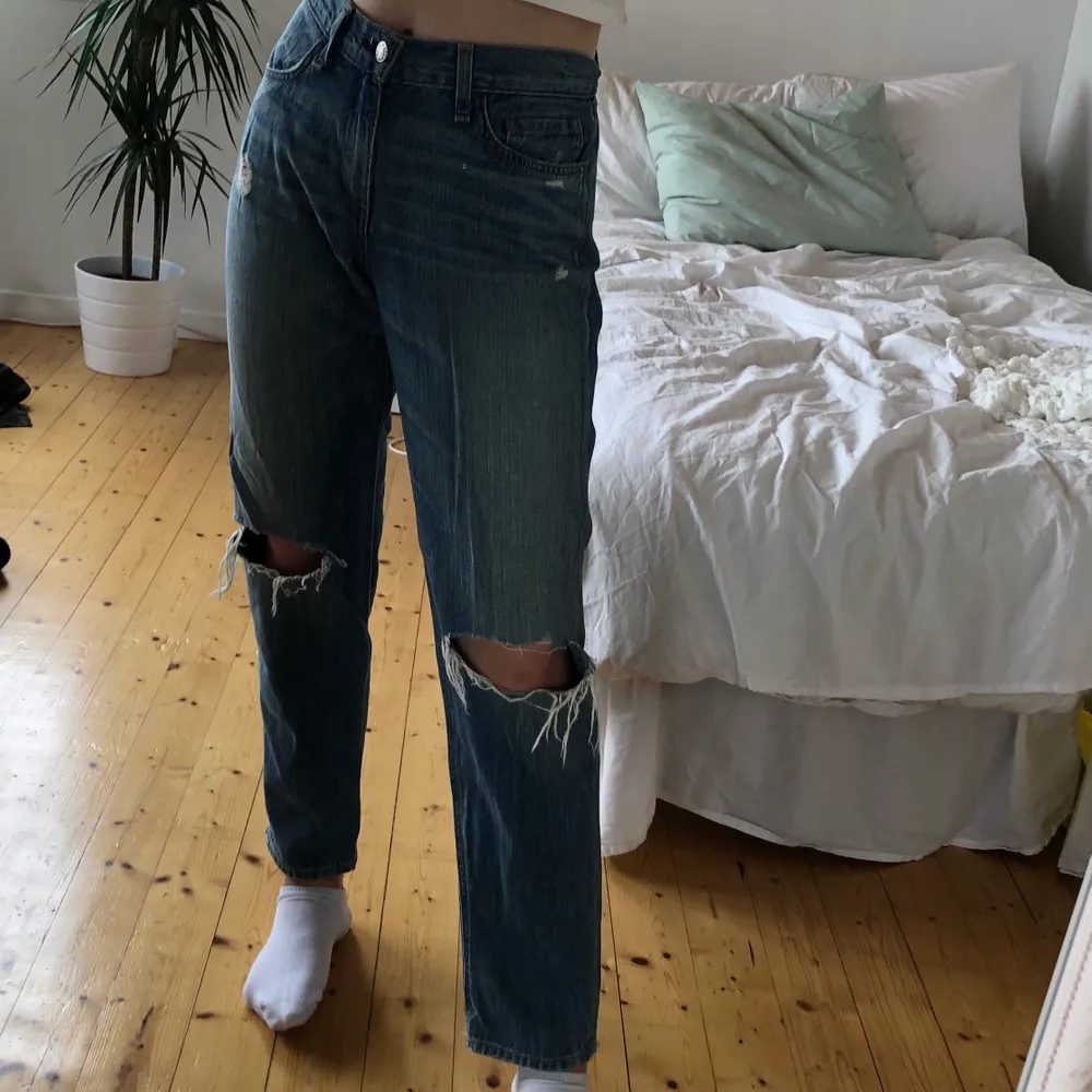 Boyfriend jeans från märket Rag & Bone! Supersköna och i bra skick. Jag är 165 cm. Storlek 27 men skulle säga att de är lite oversized i midjan 💘. Jeans & Byxor.