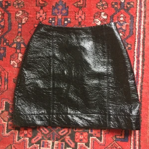 Lackkjol - Ball lackkjol! Strl 40, men har sytt in midjan ca 6-7cm. Köparen betalar frakt!