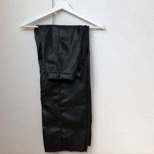 Byxor - Snygga skinnbyxor från hm! Lite kortare, jag är 165 cm. Bra skick, knappt använda 🥰