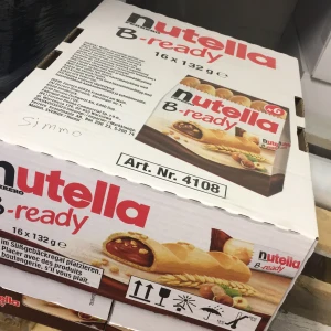 En hel box nutella b-ready - 15 paket i kartongen helt oöppnade. Datumet har gått ut nyligen men de är bra att äta! Inga problem😍