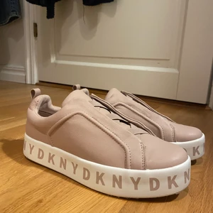 Dkny sneakers - Rosa sneakers från dkny! Nypris 1299kr, endast använda 1 gång pga för små! Buda från 300! Köpare står för frakt eller så möts vi i Göteborg/Kungsbacka!