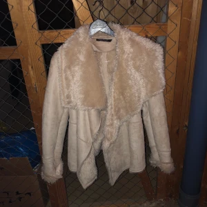 Mysig pälsjacka (ej äkta) - Jättefin o snygg hel o ren jacka höst /vinter då den har päls i jackan så de blir varmt 😇😀💜