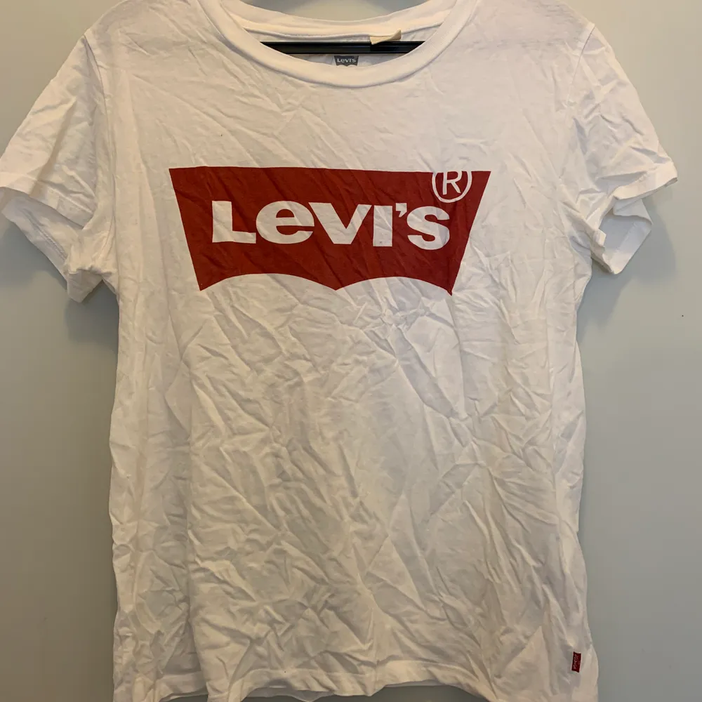 En Levis T-shirt i bra skick. Inte använd på länge. Skriv för intresse, eller om några funderingar. . T-shirts.