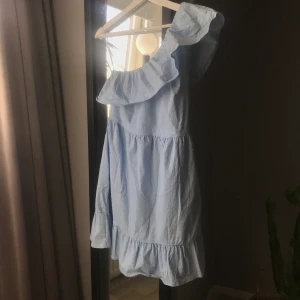 Blå sommarklänning  - Blå sommarklänning från Vera Moda i storlek S🌻