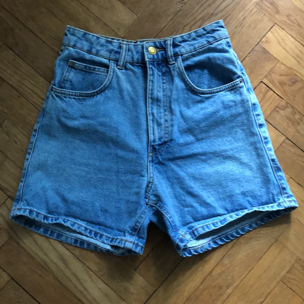Ljusa jeansshorts från Zara i strl 34. Säljs pga för små. Köparen står för frakten. . Shorts.