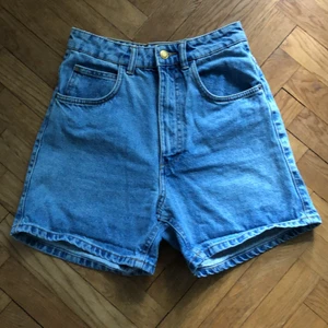 Zara jeansshorts strl 34 - Ljusa jeansshorts från Zara i strl 34. Säljs pga för små. Köparen står för frakten. 