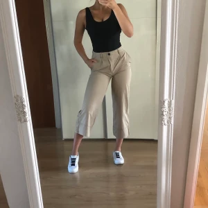 Boomerang byxor  - Ett par helt nya byxor från Boomerang, aldrig använda och prislappen finns kvar! Dessa är i storlek 34 och jag har vanligtvis 38, lyckades ändå få på mig dom men lite för små för min smak. Hann tyvärr inte använda dom efter viktuppgång. Du står för frakt!