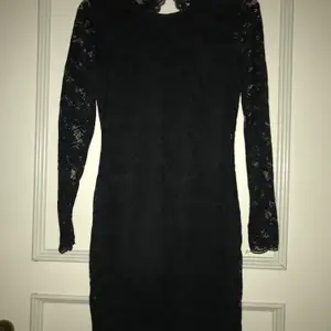 En svart spetsklänning från Cubus, använt en gång.💕