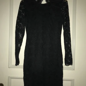 Svart spets klänning  - En svart spetsklänning från Cubus, använt en gång.💕