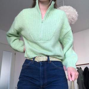 Jättefin stickad grön tröja från weekday som tyvärr sticks lite men det funkar om man har en tröja under. Passar en XS-S beroende på hur man vill att den sitter. Nästintill oanvänd. Färgen likar den sista bilden. 