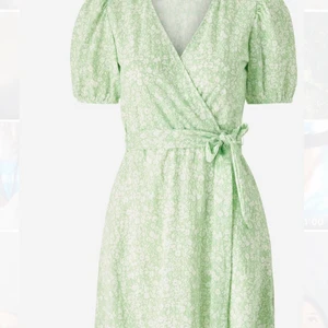 Grönvit klänning från ginatricot - Somrig klänning från ginatricot med puffärmar. I storlek L men den passar en M också! Klänningen går ner till knäna. Köpt nyligen, prislapp är kvar- aldrig använd.