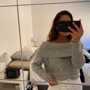 Stickad ljusgrå offshoulder tröja - Offshoulder tröja i ljusgrå färg, köpt på Nelly