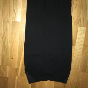 Svart pennkjol strlk s - Svart pennkjol från gina tricot. Använd 2 ggr