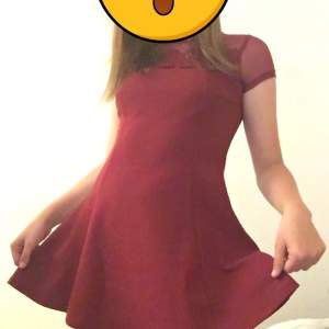 Vinröd klänning i storlek 140cm, 100 kronor