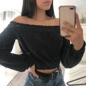 glittrig off shoulder top - Skit fin glittrig off shoulder top använd endast till bilden, säljer den eftersom jag fick två av samma på min födelsedag det står xs men funkar som s och kanske t.o.m. M. frakten ingår i priset