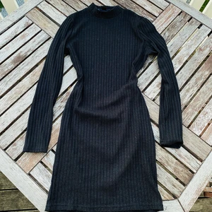 Ribbad polo klänning - Tajt supersnygg klänning i tunt stickad material