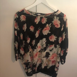 Transparent blommig blus  - Transparent blommig blus. Använd ett fåtal gånger, ser helt ny ut fortfarande. Storlek M 