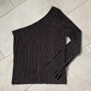 Svart topp från Gina  - Svart enärmad topp från Gina. Frakt ingår i priset 