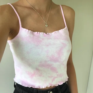 Tie dye färgat linne  - Ett supersnyggt tie-dye färgat linne med våfflade kanter. Har aldrig använt så det är nyskick. Frakt tillkommer på 22kr. Budgivning gäller då många är intresserade. Högsta bud: 125+frakt