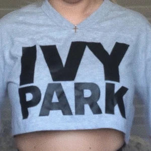 Ivy Park Crop Top - Croptop från Ivy Park (beyonce’s märke) i strl M. Nypris 300, använd max 2 gånger. Frakt tillkommer🦹🏼