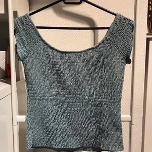 Blå/grå off-shoulder tröja i stretchigt material