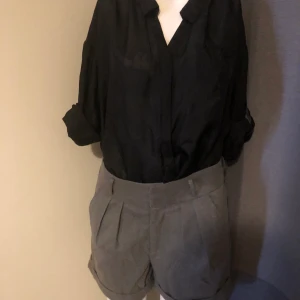 Gråa shorts  - Gråa shorts från Sara Kelly. Sparsamt använda. 