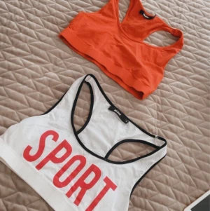 Två toppar från Bikbok  - Två snygga träningstoppar från bikbok. Båda är sparsamt använda. Man får båda för 50 kr