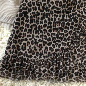  - Kjol köpt på Lindex barnavdelning. Passar xs. 