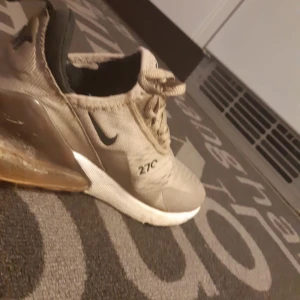 Skor  - superfin sko använda några gånger köpt för 1000 kr om ni vill ha mer information kontakta mig ! 700 kr om ni vill ha den jag kan sänka prisen 