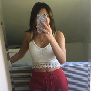 Spets topp från Bikbok - dragkedja vid ryggen för passformen. Har använt toppen en gång så den är lika fin som jag köpte den. En super snygg och härlig top som man kan använda i sommar.