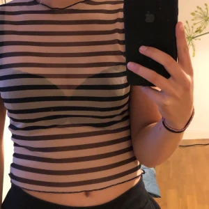 Genomskinlig tshirt - Superfin festtopp från ASOS. Väldigt sparsamt använd då den inte riktigt är min stil. Perfekt till sommarfesterna!!!