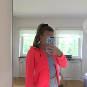 Hoodie med dragkedja Ralph Lauren - Skön och mysig neonrosa munktröja från Ralph Lauren i storlek S. Hör av dig om du är intresserad eller undrar något!🧚🏼‍♀️💘🧡