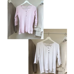 2 stycken Oddmolly tröjor - En ljusrosa och en vit Oddmolly tröja i storlek 2 som motsvarar M men jag tycker den är liten i storleken och sitter mer som en S. Det är ett packetpris och du får båda för 180kr. Köparen står för frakten! 