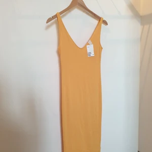 Gul klänning - Jättefin somrig bodycon-klänning, perfekt att ha både på fest och till vardags! Oanvänd med lappen kvar då jag råkade köpa två. Köparen står för frakt. 