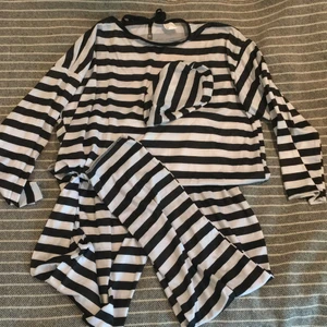 Tjuvdräckt, strl M - Tjuvdräckt köpt hos partykungen förra halloween, använd en gång, bra passform och mycket bra skick. Funkar för både män och kvinnor, ungdomar. Byxor, tröja och mössa 