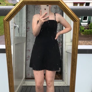 Klänning - (GRATIS FRAKT) Svart klänning från H&M! Som ny, aldrig använd. Den är ganska kort på mig och jag är ca 152 cm. Ha det i åtanke!:) Lite tajt för mig över bysten.