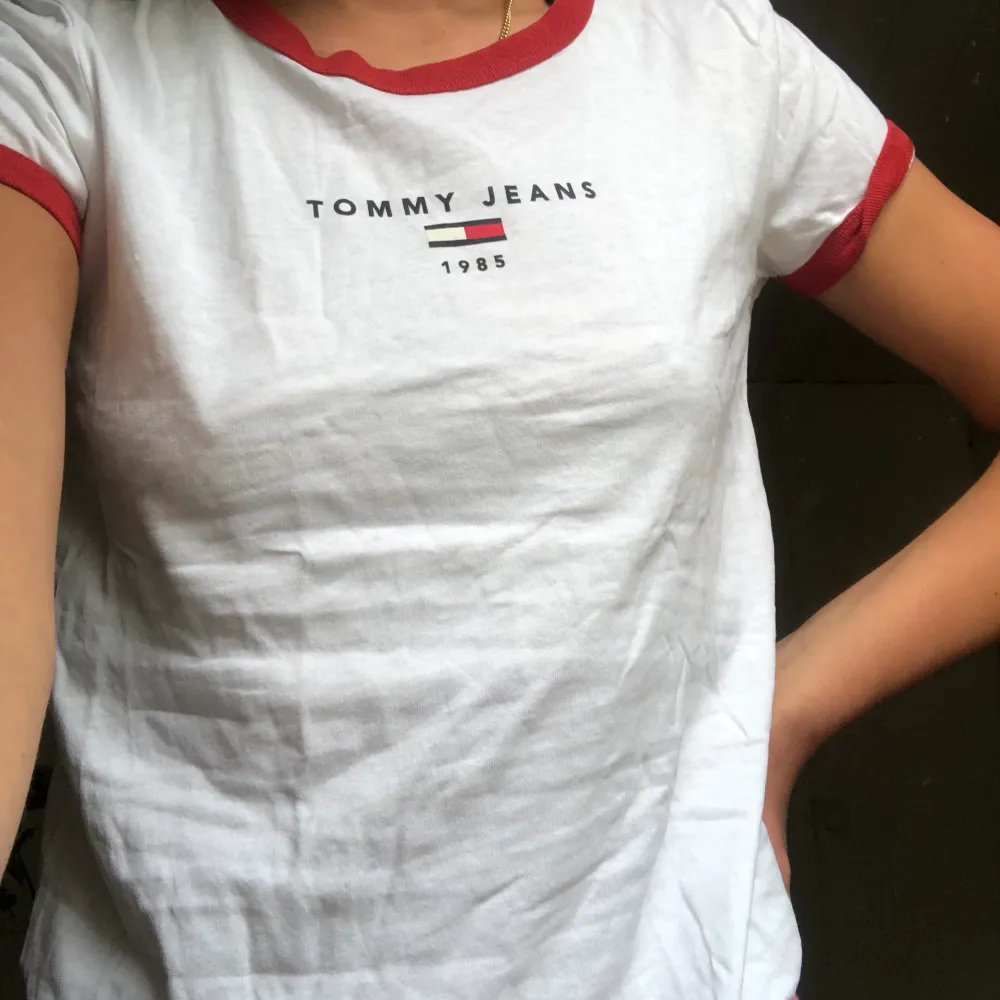 T shirt ifrån Tommy jeans , jättesnygg och skön. I strlk s. T-shirts.