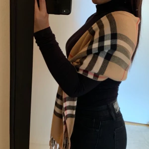 burberry halskduk  - Inte äkta men Jätte bra kvalite. Det är tjock material och ganska stor, den är som ny har inte kommit till användning🥰