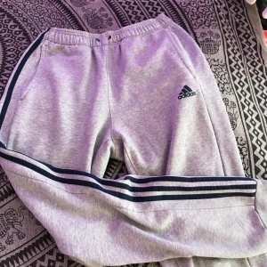 Adidas mjukisbyxor  - Super sköna! Hund finns i hemmet men plagget tvättas såklart innan det säljs. Står ej för eventuell frakt, finns annars att hämta i Upplands Väsby.