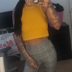 Gul topp - Prislapp kvar, aldrig använd, storlek xs, väldigt stretchig 