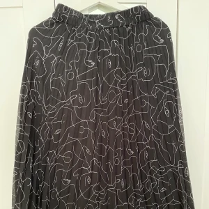 Kjol från Monki - Oanvänd plisserad kjol från Monki, rör sig väldigt fint på och har en skön innerkjol. 