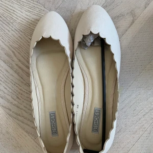 Skor - Helt oanvända vita ballerinaskor. Frakt tillkommer