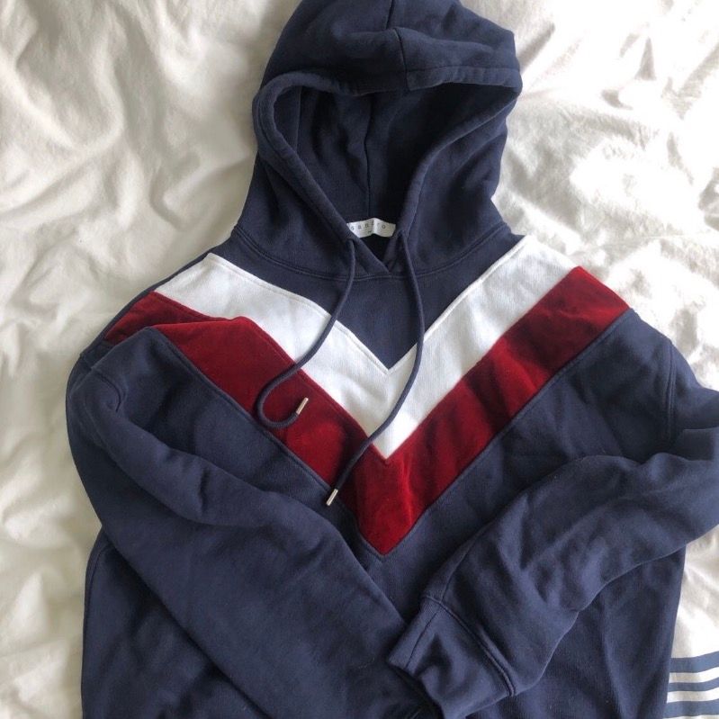 Superfin hoodie från Sandro som inte säljs i butik längre! Inköpt för ca 1500kr. . Huvtröjor & Träningströjor.