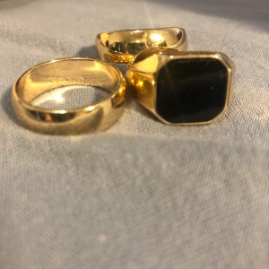 ”guld” ringar - Guldringar i storlek Herr L så lite stora på mig 30& för alla tre 