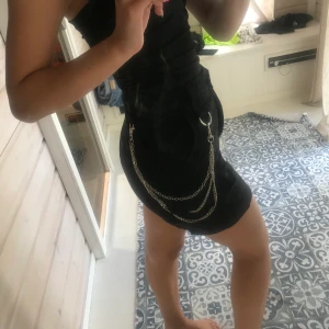 Svart jeans kjol  - Svart jeans kjol med kedja som går att ta av.