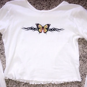 Fjäril tröjan - Tröjan är ganska ny, har köpt den förra året och knappt använt den. 